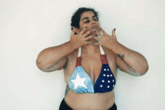 Lilliam Nieves (2018) To be a disaster, to be a diáspora, to be a state, to be an island, to be Puerto Rican (still) Vídeo performance, 14:28 minutos Donación, Lilliam Nieves