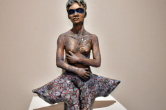 Rosa Serrano Sánchez (2018) No se puede ver lo que no se mira Barro escultórico, óxido y esmaltes 19" x 14" x 4 1/2"