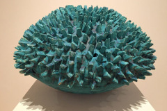 Anémona II (2016) Luis Ivorra Cerámica oxidada y esmaltada a base de cobalto. Quemada a alta temperatura. 16” x 25”