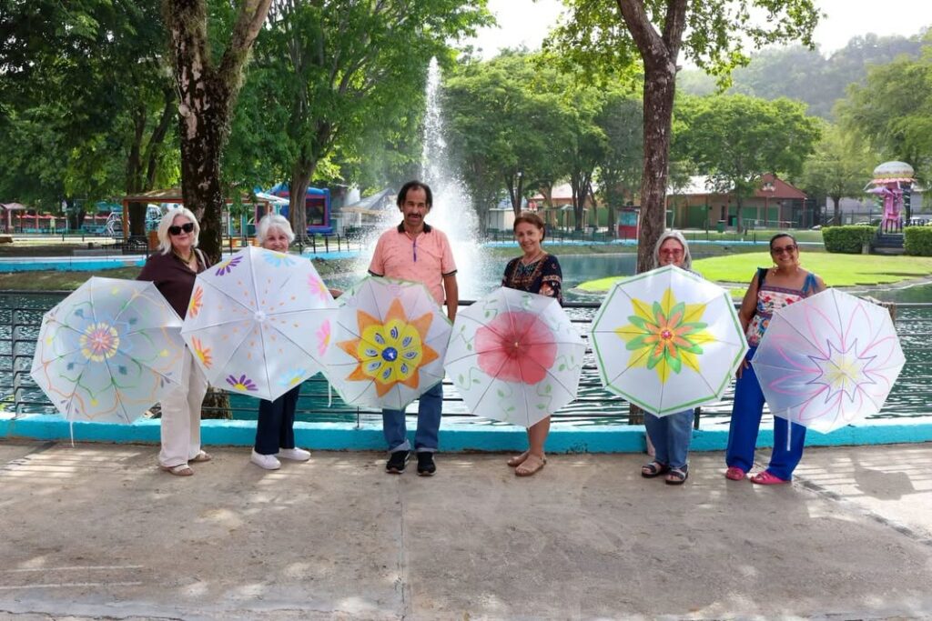 Fotos: Viernes de Oro con Mandalas en Sombrillas