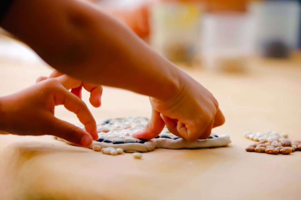 Fotos: Taller de Mosaico Natural para los Pequeños Artistas